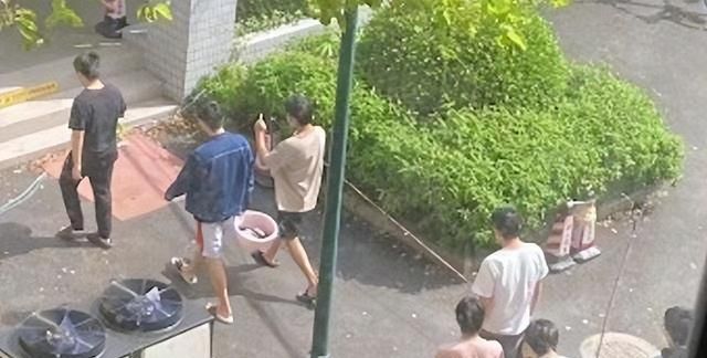 上海理工大学男生进女生浴室洗澡，学校回应：提高资源利用率图1