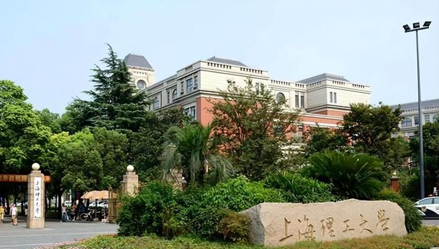 上海理工大学男生进女生浴室洗澡，学校回应：提高资源利用率图2